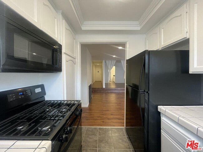 Building Photo - 1338 N Sierra Bonita Ave