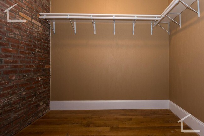 Foto del edificio - Top-notch and unique Brookline apart____...