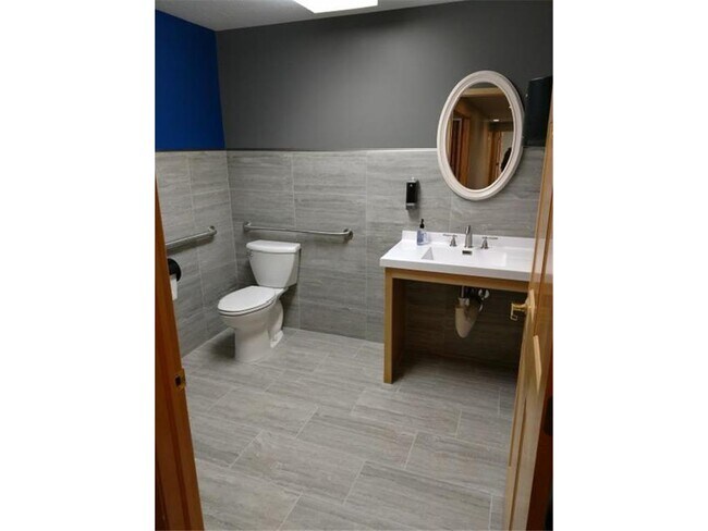 Foto del edificio - 7218 Forestview Ln N