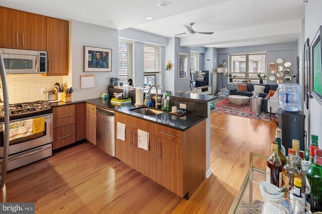 Building Photo - 2 Bed, 2.5 Bath Luxury Condo