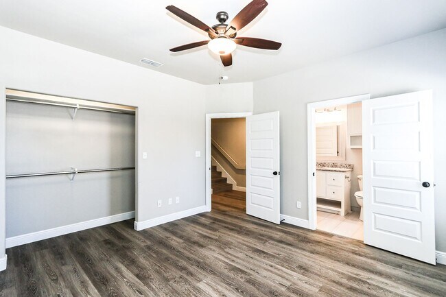 Building Photo - MOVE IN SPECIAL!! Modern 3-Bed, 3-Bath Tow...