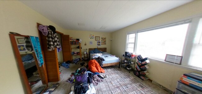 Building Photo - Fenced-in yard + Washer & Dryer + Big Bedr...
