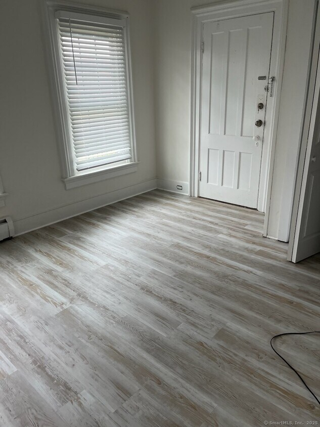 Foto principal - 568 Danbury Rd