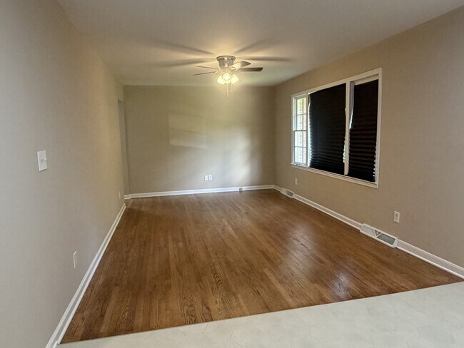 Foto del edificio - 120 Pinewood Dr
