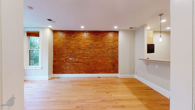 Building Photo - Renovated 2 Bedroom 2 Bath in Columbia Hei...