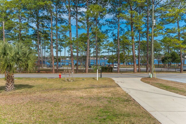 Building Photo - Great home close to the water!