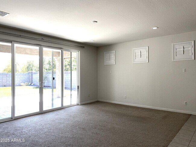 Foto del edificio - 2135 W Betty Elyse Ln