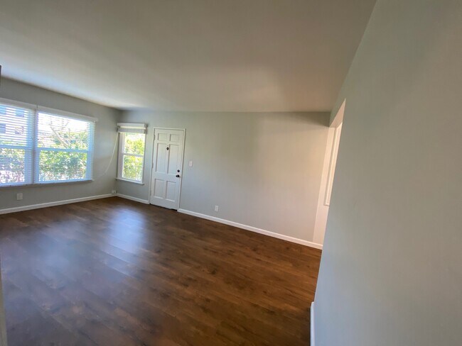 Foto del edificio - 4439 Lakeside Dr