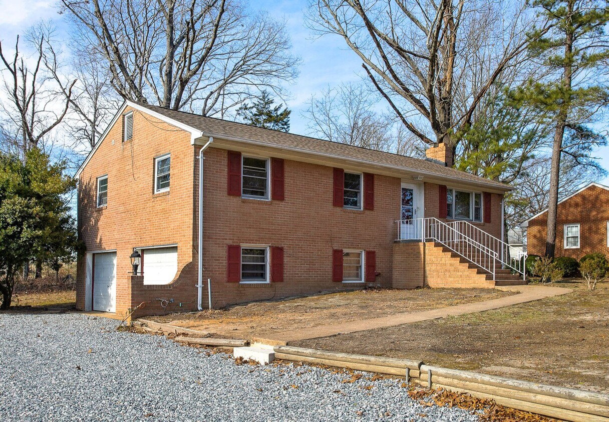 Primary Photo - Spacious 3 Bed 2 Bath Rancher Available NOW