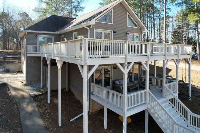 Building Photo - Lakefront Oconee Home