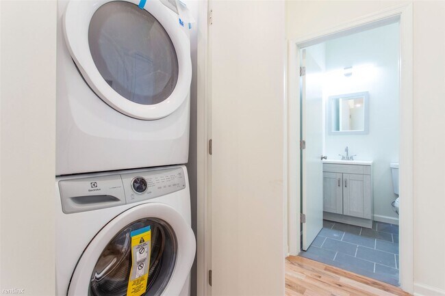 Foto del edificio - 2 br, 1 bath 4plex - 640 N 32ND ST Unit R2