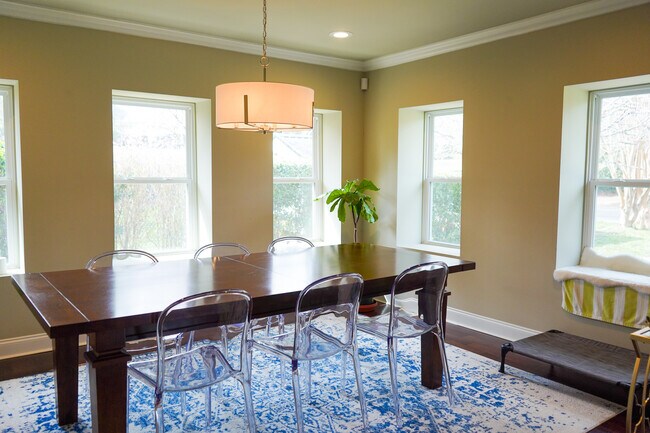 Foto del edificio - 1212 Belrose Ln