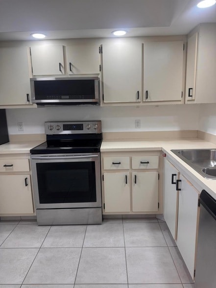 Building Photo - 3178 Via Poinciana