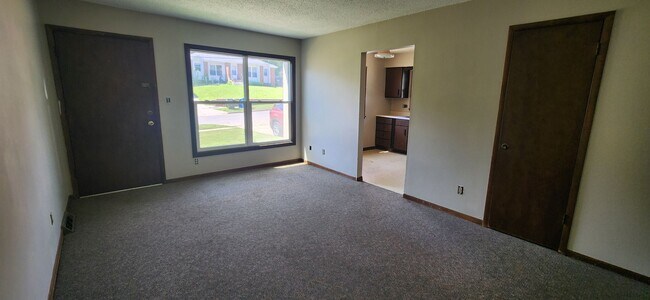 Foto del edificio - 2 Bedroom with bonus rec space in basement!