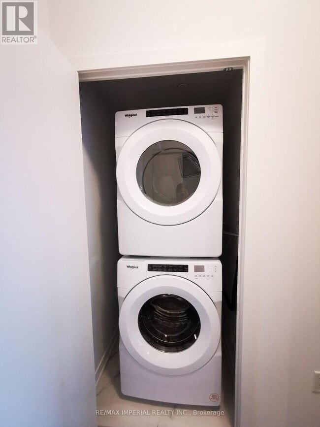 Building Photo - 395 Dundas St W