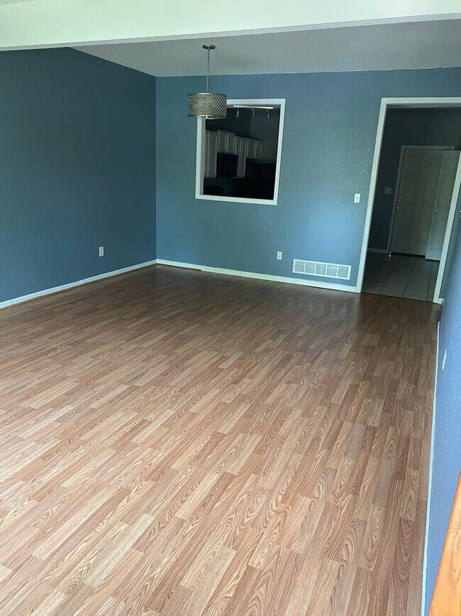 Foto del edificio - 4 Bedroom Townhome!