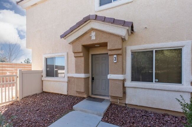 Building Photo - LARGE 3 BED, 2.5 BATH TOWNHOME IN GATED AL...