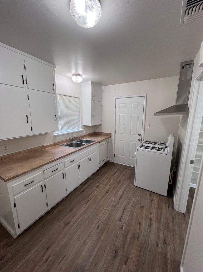 Building Photo - NICE UPDATED HOME IN SACRAMENTO!!