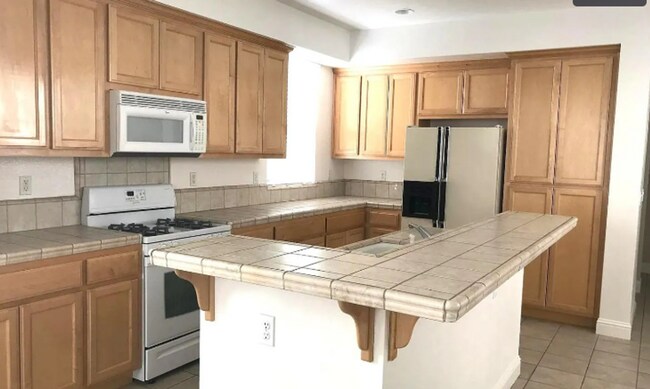 Building Photo - 3 Bedroom, 2.5 Bathroom Home – Redbridge G...
