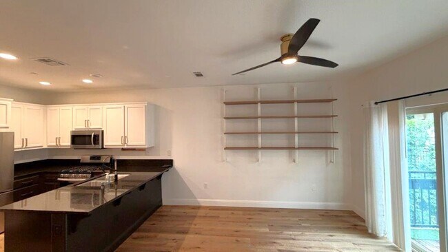 Foto del edificio - Concord Beautiful 3 bedroom 3 bathroom fully updated townhome, gated community!