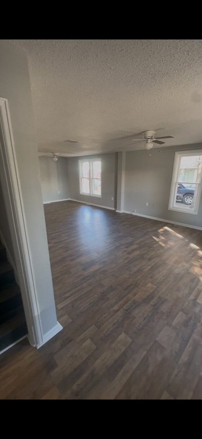 Foto del edificio - 605 E 8th St