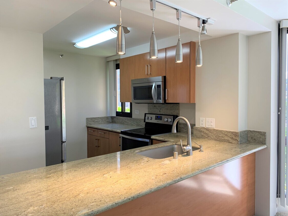 Primary Photo - 3 bedroom, 2 bathroom in Country Club Plaza!