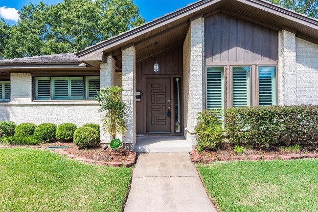 Foto del edificio - 15318 Torry Pines Rd