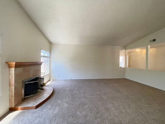 Building Photo - Single Story Southside Home Close to Vande...