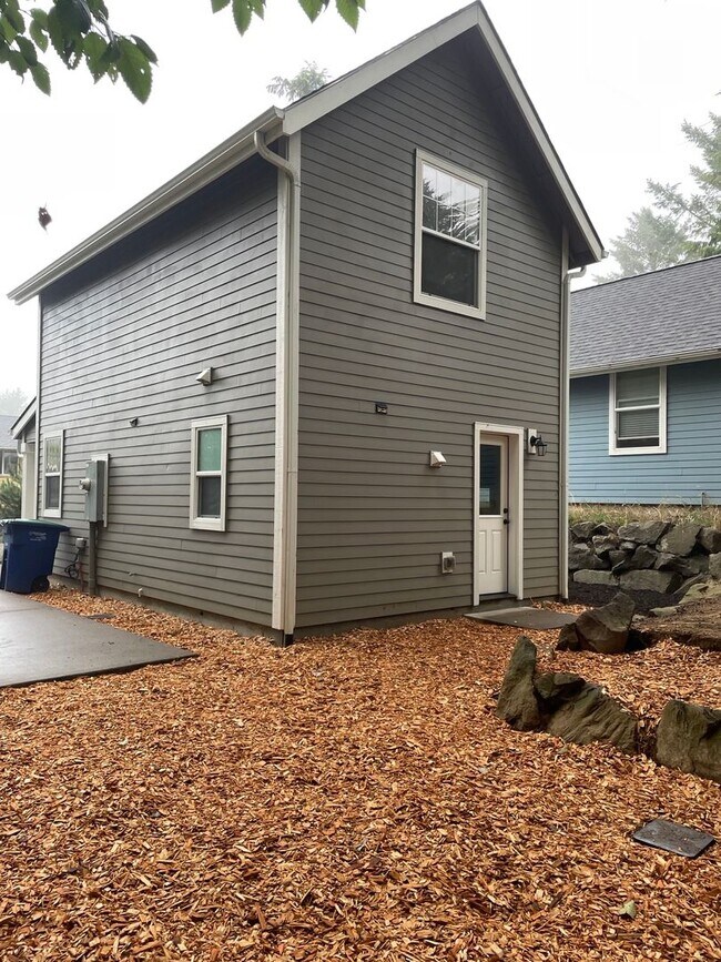 Foto del edificio - Recently renovated two-story home!