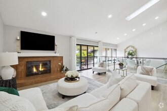 Building Photo - 25 Palos