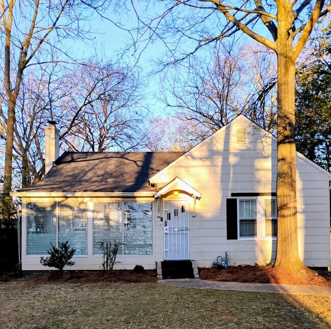 Vista frontal en invierno - 295 Norwood Ave NE