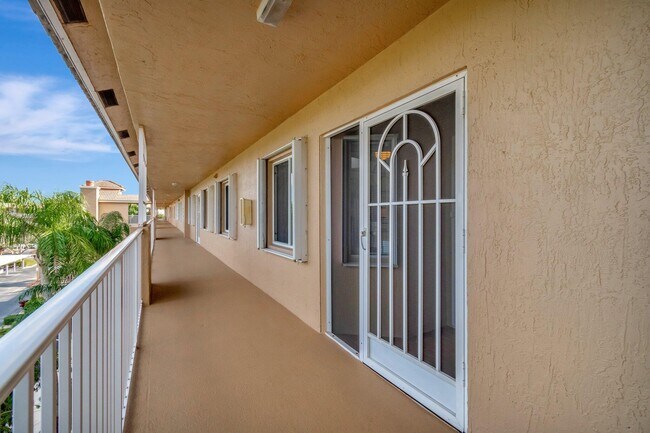 Foto del edificio - 5810 Crystal Shores Dr