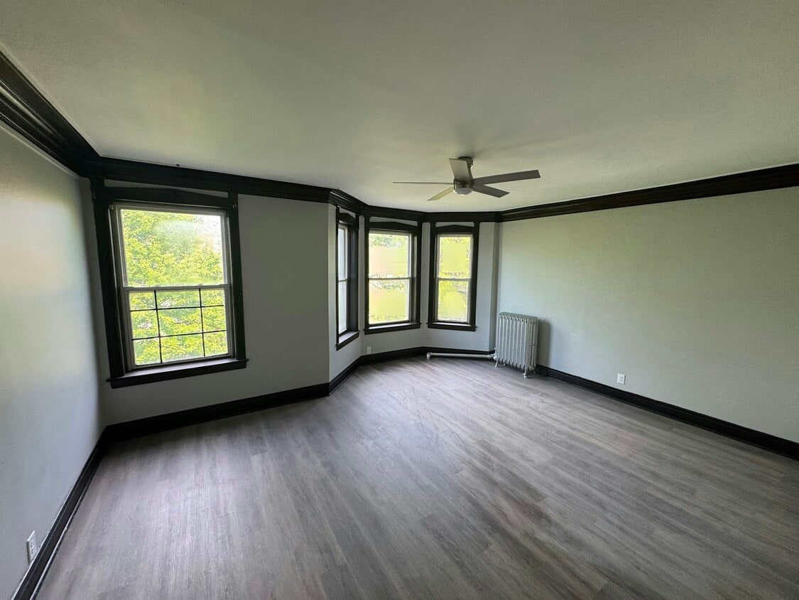 Foto principal - 6360 S Greenwood Ave