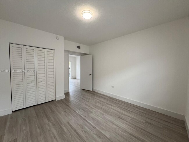 Foto del edificio - 1900 Calais Dr