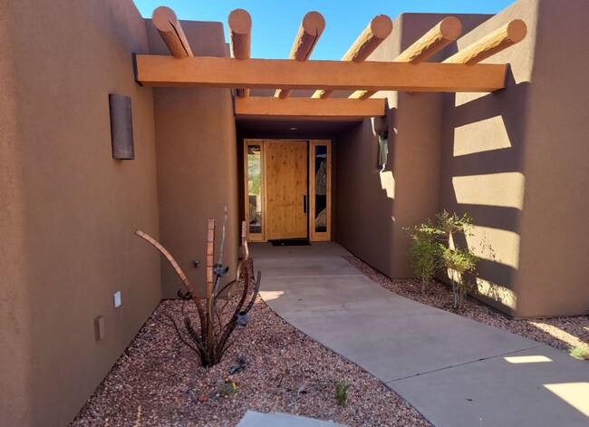 Building Photo - Beautiful Desert Oasis! 3 Bedroom, Single ...
