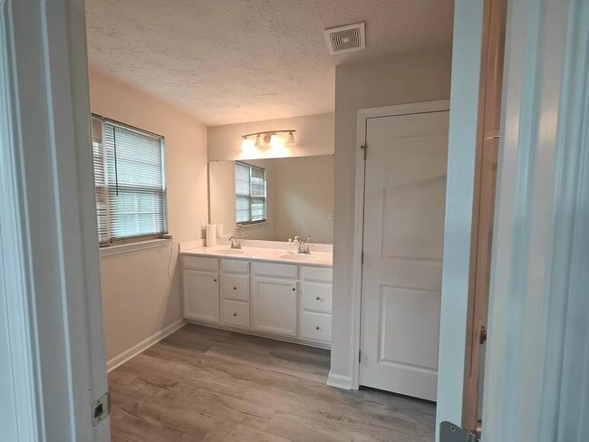 Building Photo - 1329 Autumn Ridge Dr