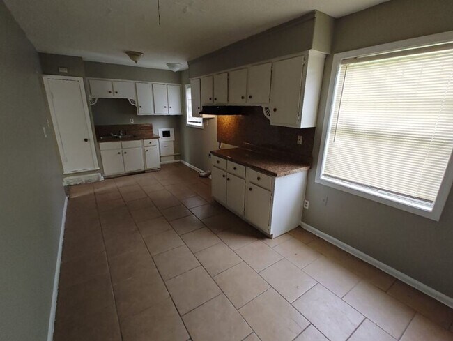 Building Photo - BELOW MARKET RENT!