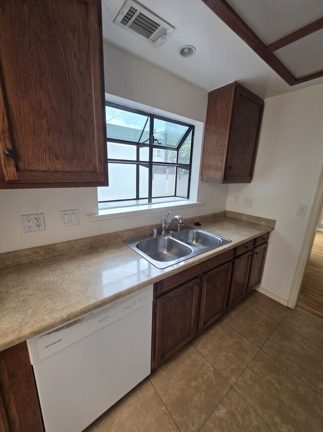 Building Photo - 2072