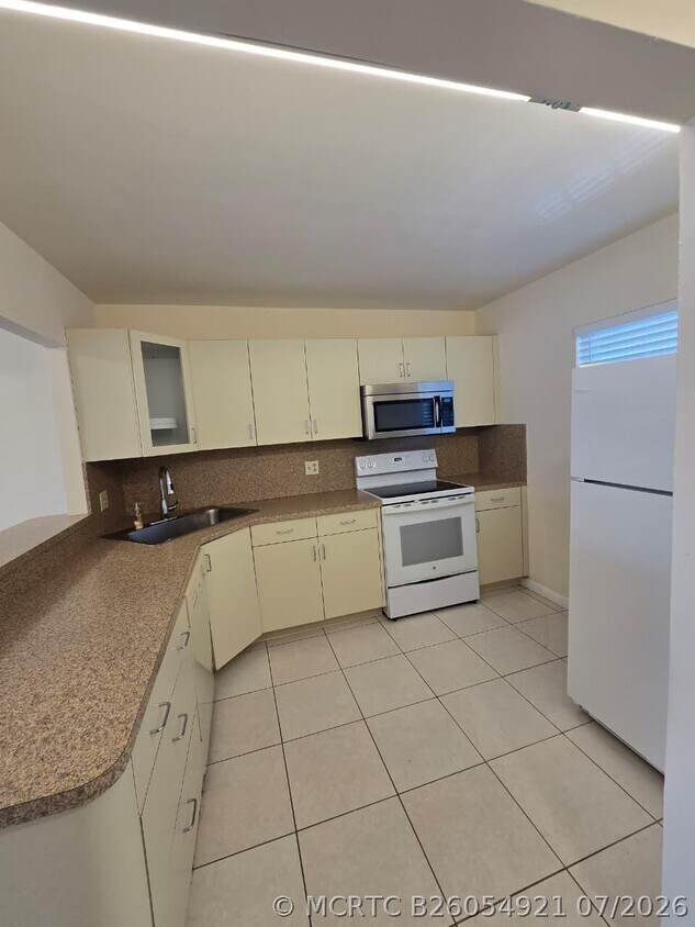 Foto del edificio - 8321 Sands Point Blvd