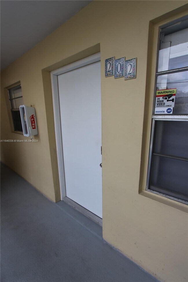 Foto del edificio - 427 Santander Ave