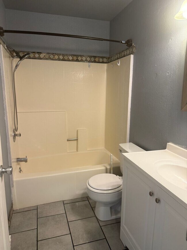 Foto del edificio - 3 bed 1 bath Brookside dr