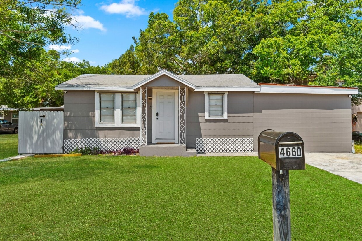 Foto principal - 4660 24th St N