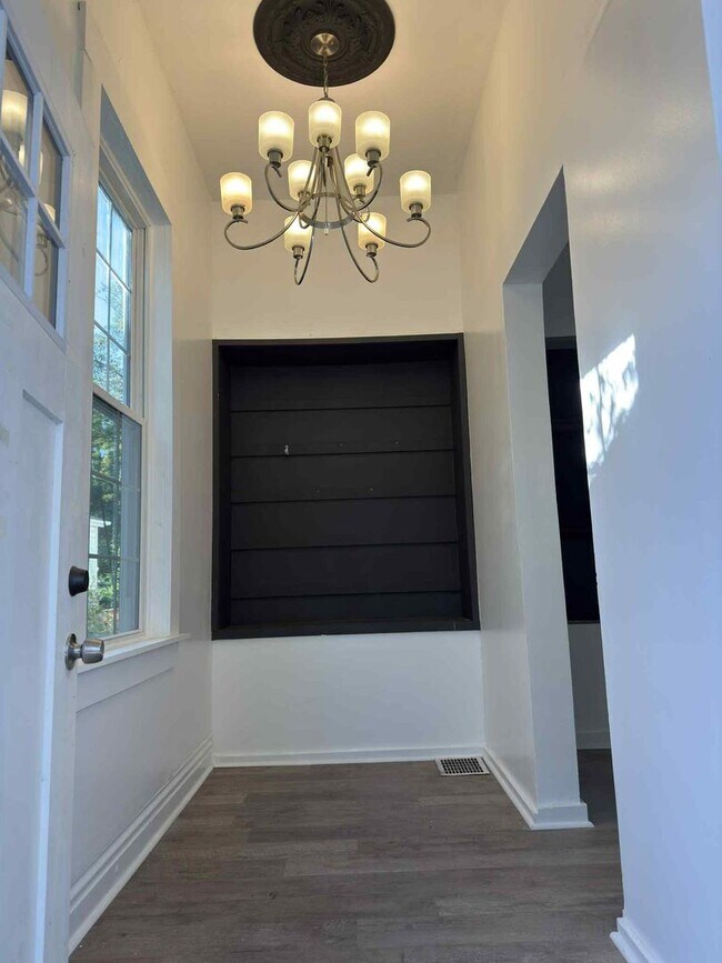 Building Photo - Charming Fully Renovated 2 Bedroom Home wi...