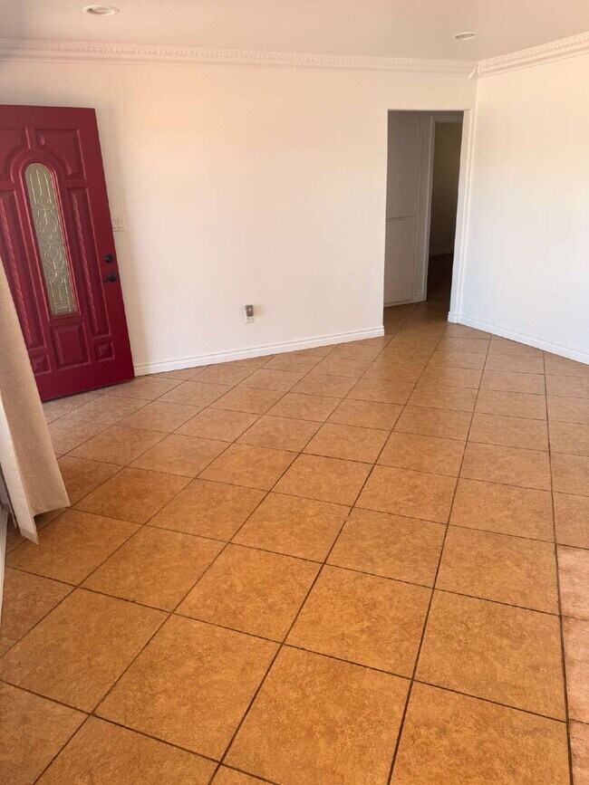 Building Photo - $3,500 - 3 Bed / 1 Bath House in Chula Vista with a Large Yard!