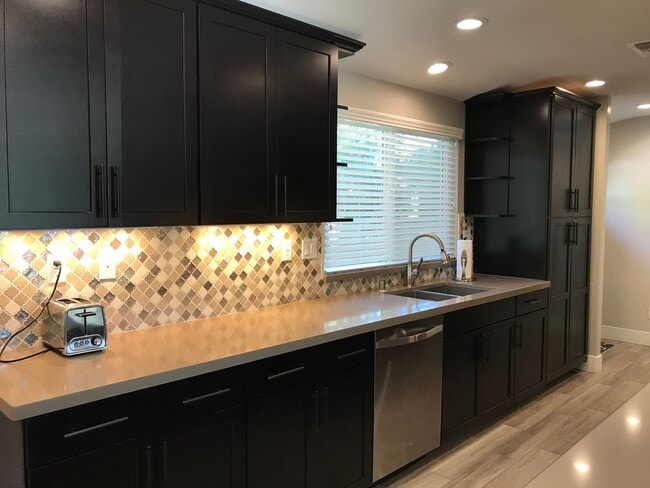Building Photo - Gorgeous 3 bedroom home available now