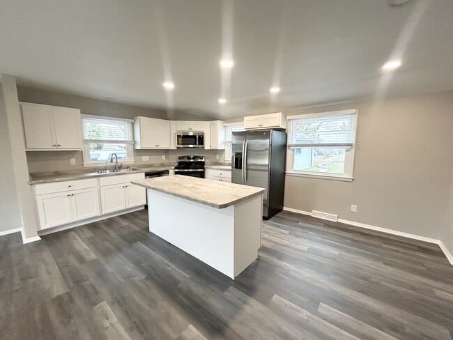 Building Photo - W147N8356 Manchester Dr