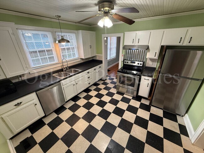 Foto del edificio - 1BR/1BA Charming Home w/ Bonus Room Off Polo Rd, Near WFU!