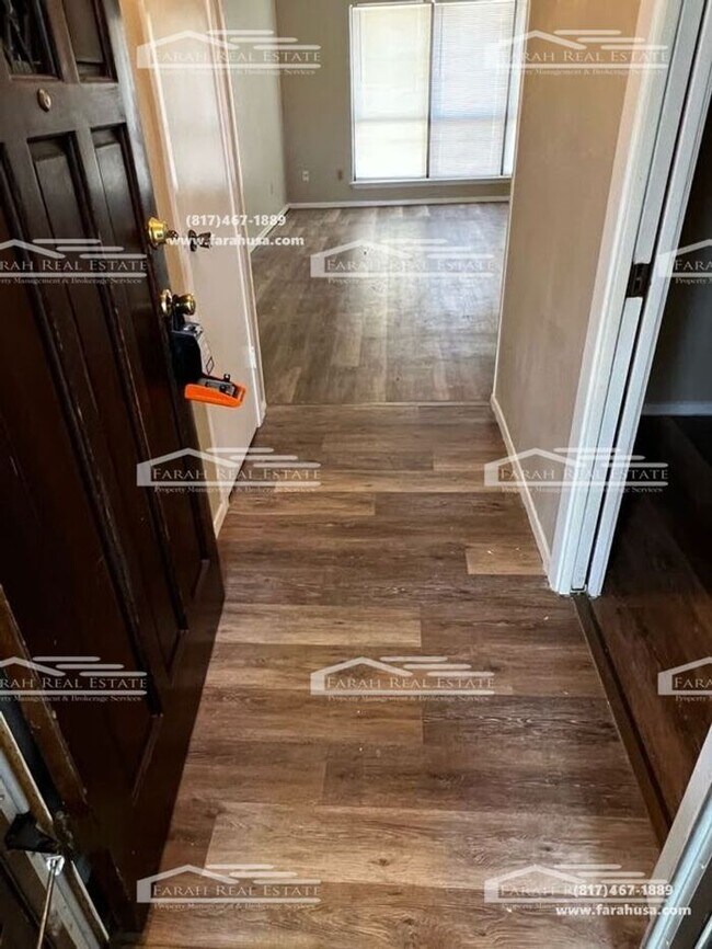 Building Photo - 4 bedroom 2 bathroom Home Available Now!