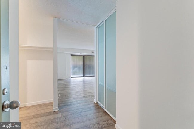 Foto del edificio - 203 Yoakum Pkwy