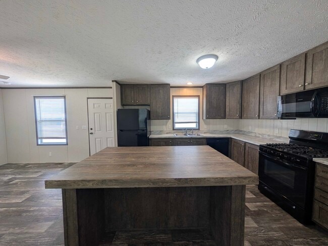 Building Photo - 38055 Leverette Ave